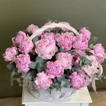 25 розовых пионов в корзине